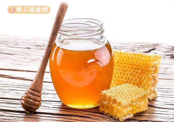 若常感胃悶悶、隱隱作痛,且伴有便秘、皮膚乾燥身體滋潤不夠的表現;不妨可試著於早上空腹時用低於60℃的溫水冲調少量蜂蜜飲用。