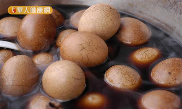 久坐的上班族,下午茶可以選擇補充如茶葉蛋、無糖豆漿等蛋白質食物,搭配適度的運動,以強化肌力。