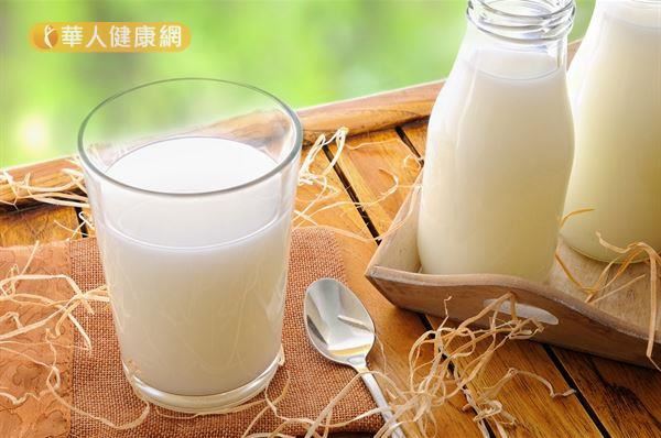 1至2歲的幼童必須採用全脂鮮奶， 因為此一年齡層的孩子飲食中需要較多的油脂。