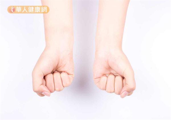 所謂的「漸進式肌肉放鬆法」,主要目的在於藉由肌肉反覆的繃緊、放鬆,來達到舒緩情緒、釋放壓力的目的。