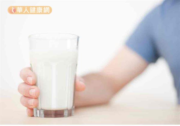 喝牛奶融易尿路結石？，事實上，多吃富含鈣質的食物，如牛奶並不會增加結石風險。