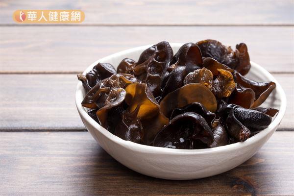 從中醫角度來看,睫毛屬於毛髮的一部分,可以多吃黑色食物補腎養髮。