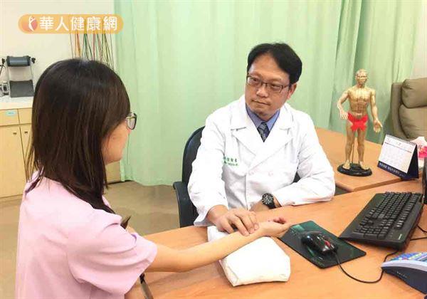 主任張晉賢(右)強調,預防冷氣房中暑,可從日常生習慣改變做起。(圖片提供/恩主公醫院)