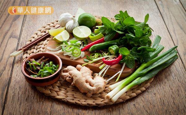 善用蔥、薑、蒜、洋蔥等天然辛香料取代鹽巴調味,有助預防水腫型肥胖。