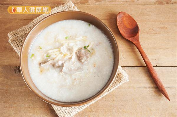 使用白米煮粥，且烹調時間過長，容易被消化吸收，影響血糖。