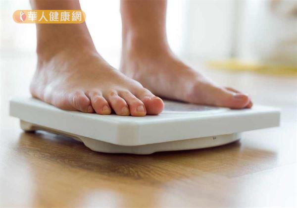「黃體期」時女性黃體素分泌量開始增加、身體的代謝機能跟著趨緩,因此,不少有減重需求者,於此時往往會發現,體重下降幅度明顯減少,有進入減重撞牆期的趨勢。