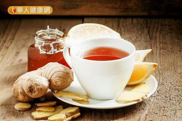 在熱騰騰的紅茶裡加入生薑泥、黑糖或蜂蜜調味成「生薑紅茶」，預防水毒的效果更佳。