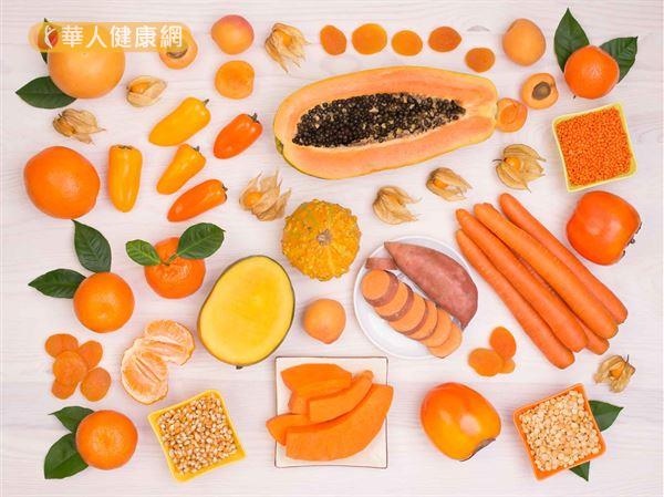 想從天然飲食攝取β-胡蘿蔔素該怎麼做？其實，坊間常見的橘黃色蔬果，譬如，胡蘿蔔、南瓜、木果、芒果，以及金針花、地瓜等就是不錯的選擇。