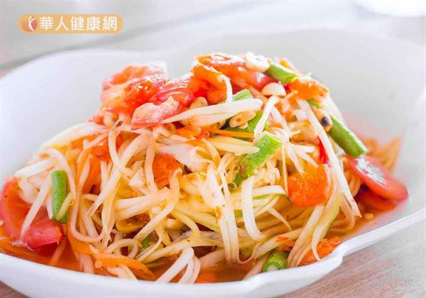 「涼拌青木瓜絲」材料有:青木瓜 500~600公克、鹽1茶匙、味霖1茶匙、蒜頭3瓣、辣椒1條、洋蔥1/4顆、檸檬1顆、白糖1大匙。(圖片僅為示意)