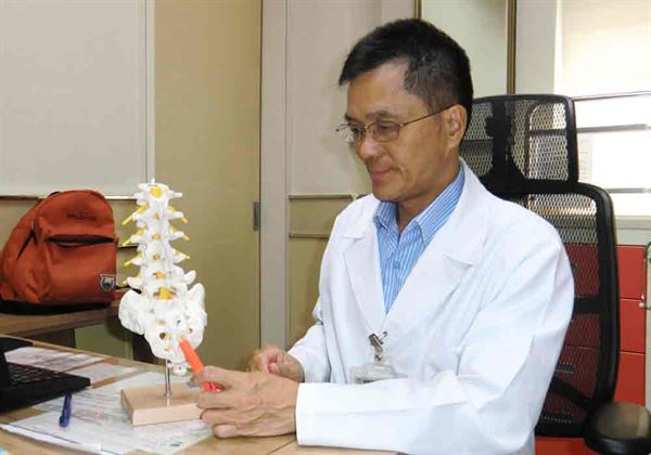 醫師洪豐建(如圖)強調，坐骨神經是人體最長、最大的神經。(圖片提供／活力得中山脊椎外科醫院)