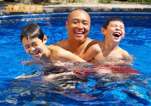 每到夏日，因急性結膜炎前來求診的民眾就大幅增加，而這些民眾的共同點，都是曾經到游泳池戲水。