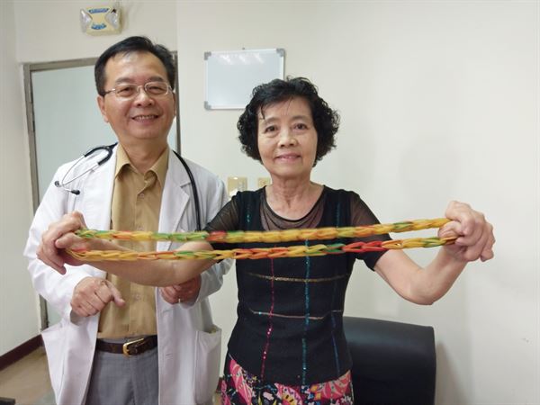 胡宗慶醫師（左）教導患者做伸展運動，改善關節僵硬和預防肌少症。（圖片提供 ／衛福部豐原醫院）