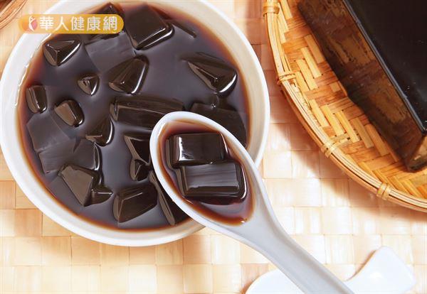 部分仙草產品可能含有化學合成的鹼粉,以縮短製作過程中的凝固時間。