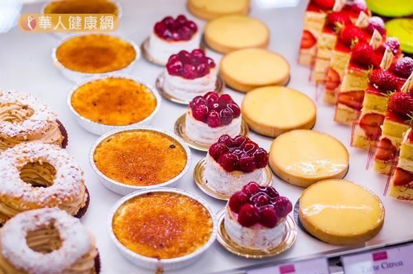 許多女生愛吃甜點,但過多糖分容易造成體內病菌滋生,建議少吃甜食,才能預防白帶異常。