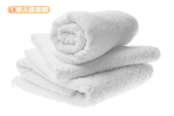 使用溫熱的毛巾適度熱敷眼睛，有助於促進眼周血液循環、舒緩疲勞。