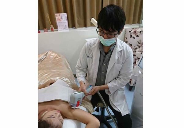 莊燿年主任解釋,微波熱能的作用原理,主要是是透過熱能聚焦破壞腋下的汗腺、毛囊、皮脂腺,發揮輕微除毛以及達到治療多汗、改善狐臭的目的。(圖片/大里仁愛醫院皮膚科主任莊燿年提供)