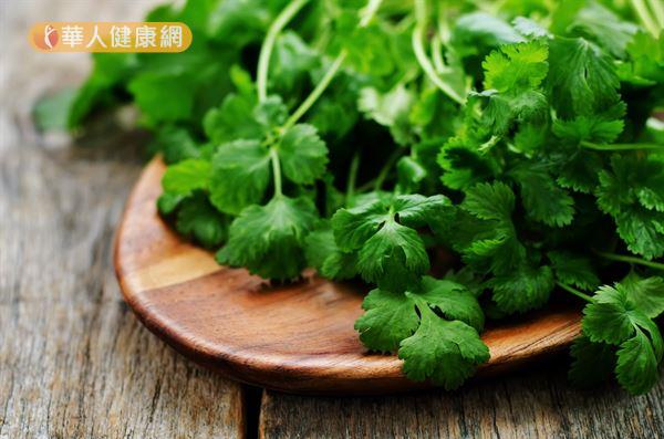 常被台灣人稱為「香菜」的芫荽，具有降火、安撫情緒、滋養神經、舒緩頭痛的保健效果。