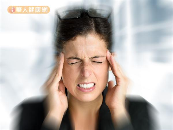 夏天冷氣和電風扇吹太久，容易造成腦血管收縮，血液循環變差，導致頭痛。
