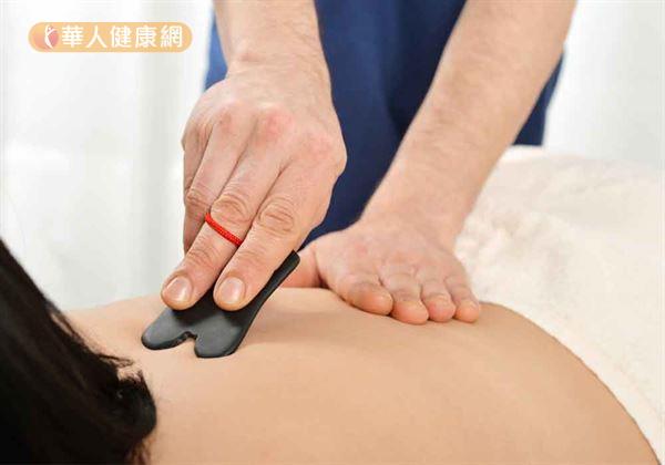 刮痧越痛越有效?陳煒達中醫師指出並非如此,若施術於老弱婦孺時,更應該減小力道才是。