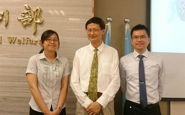 研究團隊成員由左至右,分別為:曹姿萱研究助理、莊志立研究員和吳師誠博士後研究員。(圖片提供/國衛院)