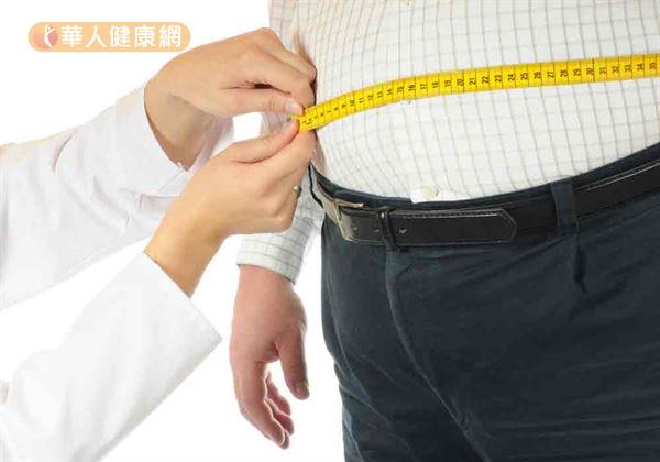腹部肥胖是許多上班族的健康隱憂，其中又以中年男性居多。