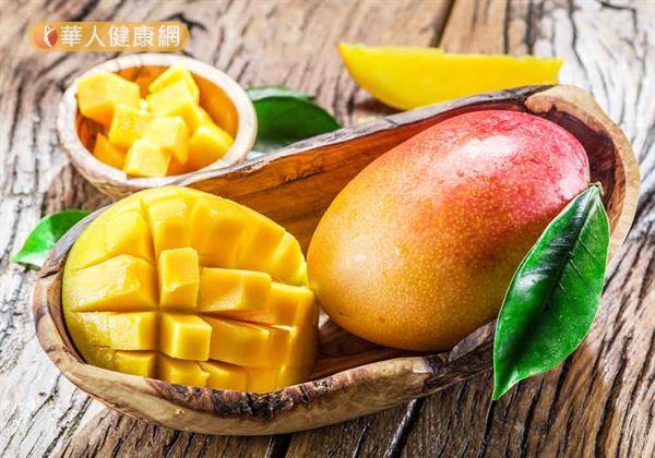 有酒糟體質者確實不宜多食香蕉,且除了香蕉外,奇異果、柑橘類,和夏天當季的——芒果、榴蓮、鳳梨、檸檬、木瓜等水果,以及帶殼海鮮等,也都是組織胺含量豐富的一員。