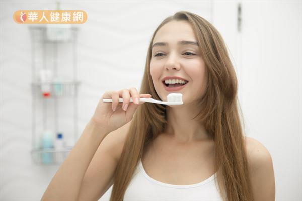 對抗牙齒敏感,平時一定要注意口腔衛生,養成定期看牙醫和及時治療的習慣。