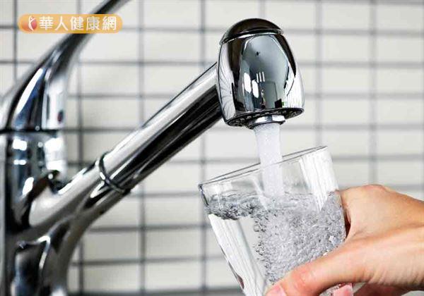 對於痛風患者，醫師建議平日應攝取足夠的水，以幫助尿酸正常代謝。
