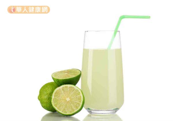 夏日護肝建議採用蜂蜜檸檬汁作為食療飲品,因為酸入肝,加上檸檬具抗氧化力。