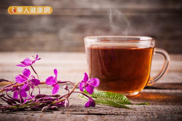 在每天要喝的2公升飲用水中,取一半換成「薏仁氣血茶」,有助消除痰濕。