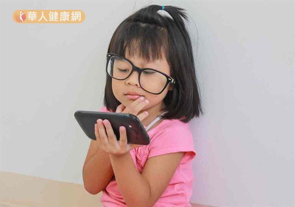 暑假期間,不少家長把3C商品當作孩童的暑假保母,造成近視兒童大幅增加。