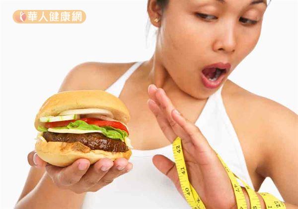 患有膽結石，應少吃高油脂食物，並且控制體重避免肥胖。