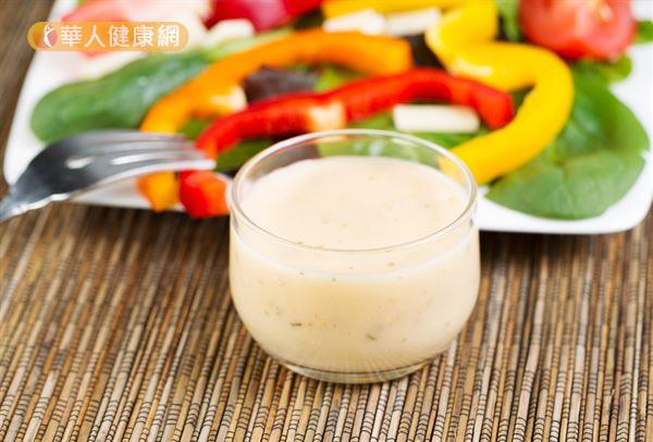 千島醬、美奶滋、凱撒醬等沙拉醬是常常被忽略的減重NG食物。