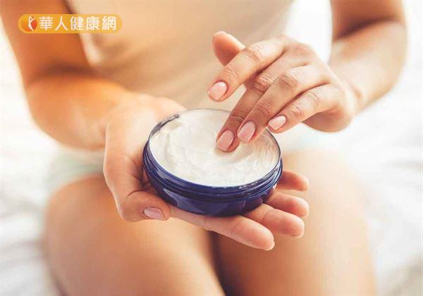 想要發揮鎖住皮膚水分,輔助緩解肌膚乾癢問題的目的,選擇乳霜或油膏基質類型的護膚產品,較能達到預期的效果。