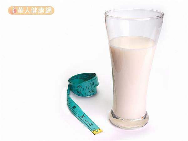 坊間流傳喝高脂牛奶有助減肥，但營養師表示這是過度解讀研究結果產生的謬誤。