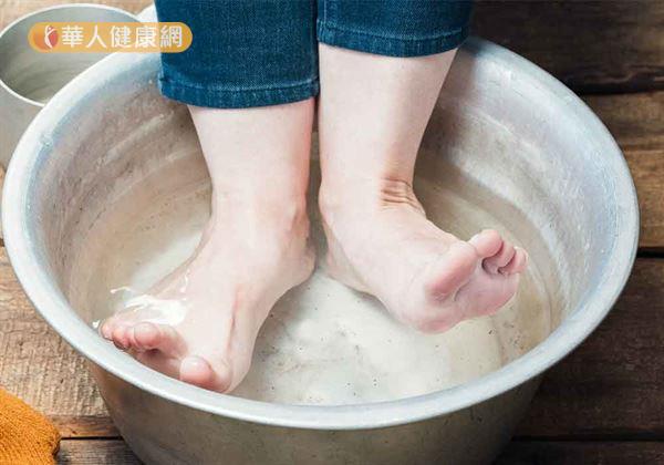 想要改善香港腳問題，關鍵就在於積極就醫、尋求醫師協助，並養成良好的清潔習慣，來幫助保持腳部肌膚乾爽、潔淨。