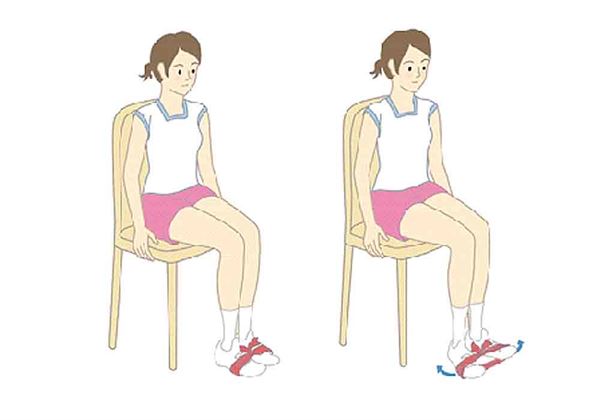 用彈力帶將兩腳綁在一起給予阻力，綁的位置約在足部前三分之一，受傷腳往外、往上勾，感覺小腿外側肌肉有緊繃感，維持5～10秒，重複10～15下，重複3回。（圖片／大塊文化提供）
