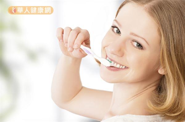 民眾在選購牙刷時，可以挑選「小頭」、「軟毛」的牙刷。