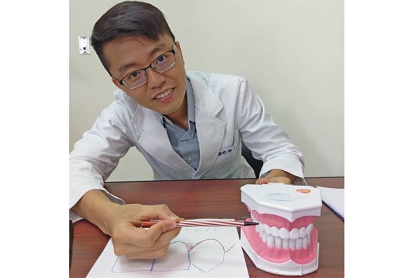楊宗融牙醫師表示，許多民眾常因為刷牙不正確，出現蛀牙或牙齦萎縮的情形。（圖片提供／衛福部豐原醫院）
