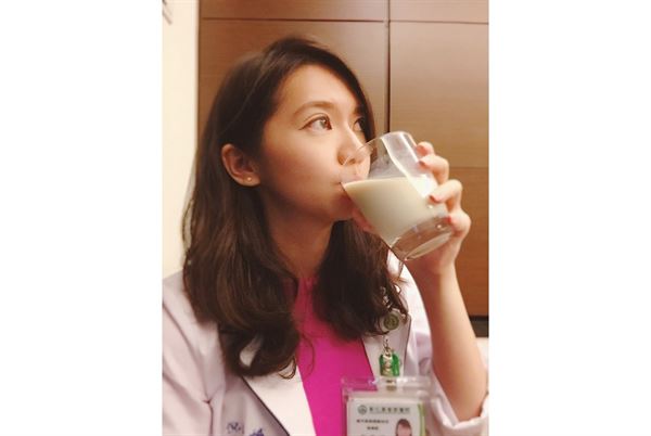 倪曼婷營養師表示,牛奶中豐富的鈣在肌肉收縮中扮演重要的角色,適合運動後飲用。(圖片提供/倪曼婷營養師)