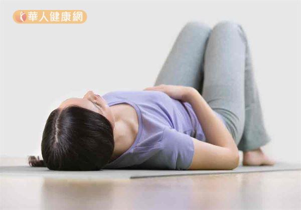 空腹平躺,雙膝微彎。放鬆腹部並觸摸下腹部。一般來說,這樣是不會摸到明顯突出物或硬塊。如果摸到較大的腫塊,則需留意腫塊變化,並及早就醫確診。