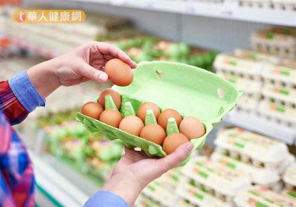 相較於歐盟標準雞蛋殘留芬普尼5ppb的容許規範；台灣法規在此部分則是嚴格規定雞蛋不得驗出芬普尼，一旦檢出需全數下架銷毀。因此，只要主管機關落實檢驗，民眾多半能吃的安心無虞。