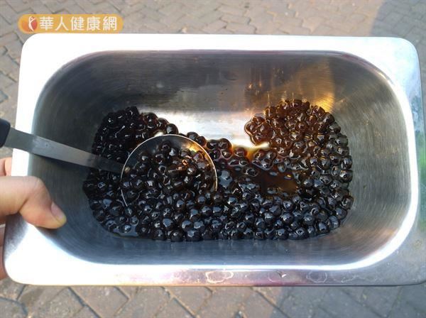 珍珠奶茶中的「珍珠」,又稱為「波霸」和「粉圓」,主要成分是太白粉、地瓜粉、馬鈴薯粉等澱粉。