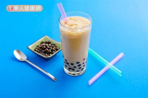 一杯700c.c.珍珠奶茶的含糖量約50至60公克,只喝半杯就超標,不胖也難!