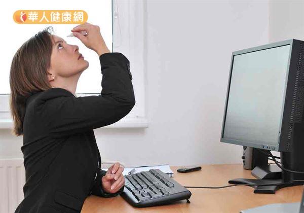 上班族長期待在冷氣房內,眼睛容易乾澀不舒服,點人工淚液可舒緩症狀。