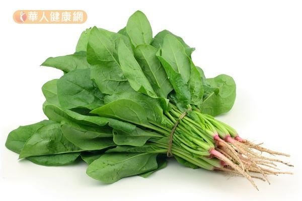 深綠色蔬菜包括葉菜類如菠菜、花椰菜等,富含維生素K,可適度補充。