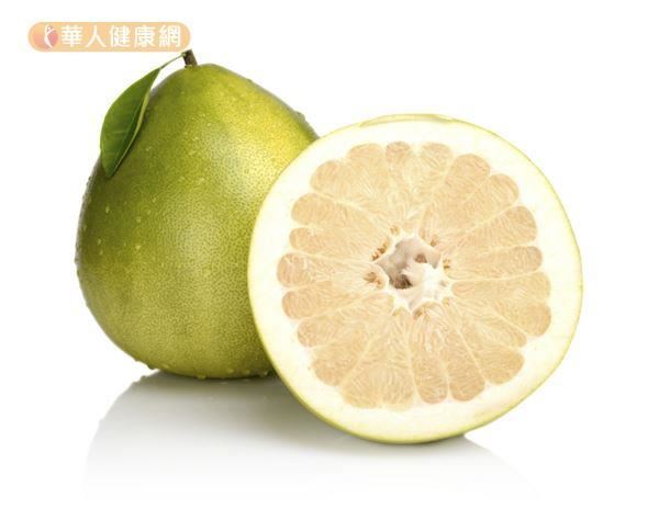 感光食物例如：檸檬、萊姆、柚子，不妨吃完後避免長時間接觸紫外線。