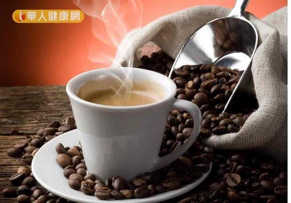 咖啡萃取物含有抗氧化物質「綠原酸」，是一種能夠抑制黑色素形成的成分，而實驗也証實，適度攝取咖啡，可減少曬後斑痕。