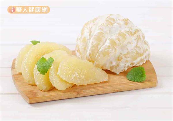 但值得注意的是,每100公克的柚子碳水化合物含量就高達8.4公克。因此,若以一份水果約含15公克碳水化合物來換算,吃下200公克的柚子果肉就超過1份水果的糖份攝取量。
