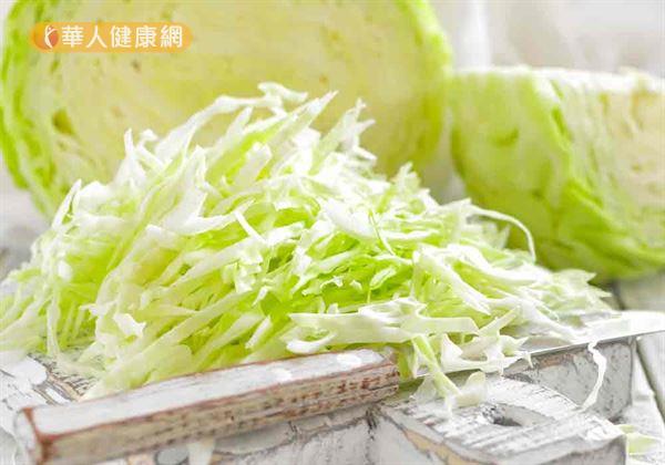 就以維生素C、維生素U等水溶性維生素,以及蘿蔔硫素、異硫氰酸鹽等抗氧化成分來說,由於其容易因加熱被破壞。因此,若想要獲取這類營養素,建議以生食補充,或是勿烹調過久,避免營養素流失。